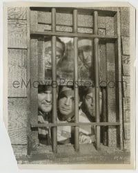 8a444 I AM A FUGITIVE FROM A CHAIN GANG 8x10 still 1932 Paul Muni & cons look out barred window!