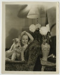 8a631 MIRIAM HOPKINS 8x10.25 still 1930s with her cute dog at her new home in Santa Monica!