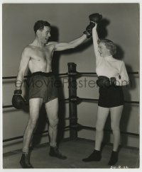 8a794 SET-UP candid 7.5x9.25 still 1949 Audrey Totter beats Robert Ryan in boxing match by Bachrach!