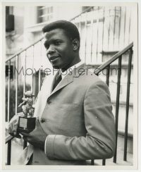8a803 SIDNEY POITIER 8.25x10 news photo 1958 holding his Silver Bear award for The Defiant Ones!