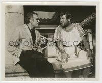 8a822 SPARTACUS candid 8.25x10 still 1960 Peter Ustinov with Olivier in street clothes on set!