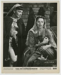 8a865 TEN COMMANDMENTS 8x10.25 still 1956 Anne Baxter as Nefretiri & Yvonne De Carlo as Sephora!