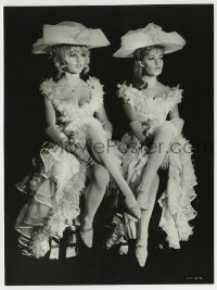 8a935 VIVA MARIA 7.5x10 still 1966 super sexy Brigitte Bardot & Jeanne Moreau with legs crossed!