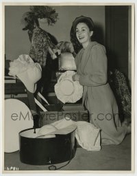 8a492 JEAN SIMMONS English 7.75x10 still 1949 packing to film The Blue Lagoon in the South Seas!