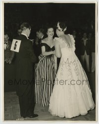8a604 MARGARET LOCKWOOD English 8x10 still 1940s presenting trophy to Butlin's winners in London!