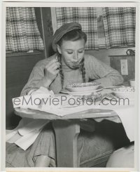 8a721 PRIMROSE PATH candid 8.25x10 still 1940 Ginger Rogers eating lunch in her dressing room!