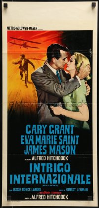 8b084 NORTH BY NORTHWEST Italian locandina R1966 Saint holds gun on Cary Grant by crop-duster!