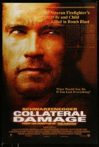 8c190 COLLATERAL DAMAGE DS 1sh 2002 angry looking Arnold Schwarzenegger is out for revenge!