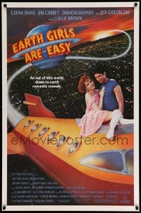 8c253 EARTH GIRLS ARE EASY 1sh 1989 great image of Geena Davis & alien Jeff Goldblum on space ship!