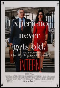 8c465 INTERN advance DS 1sh 2015 great image of sexy Anne Hathaway and Robert De Niro!