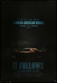 8c475 IT FOLLOWS DS 1sh 2015 Maika Monroe, Keir Gilchrist, Zovstto, couple in the backseat of a car!