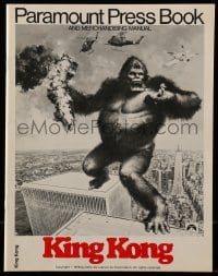 8d237 KING KONG pressbook 1976 John Berkey close up art of the BIG Ape!