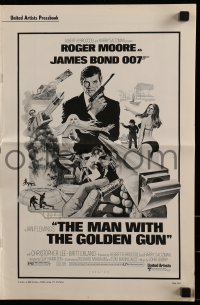 8d271 MAN WITH THE GOLDEN GUN pressbook 1974 art of Roger Moore as James Bond by Robert McGinnis