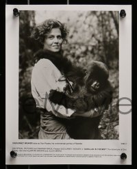 8d693 GORILLAS IN THE MIST presskit w/ 17 stills 1988 Sigourney Weaver as Dian Fossey!