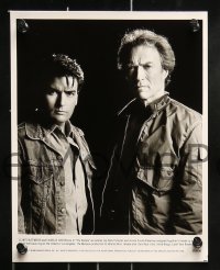 8d889 ROOKIE presskit w/ 16 stills 1990 Clint Eastwood directs & stars with Charlie Sheen, Raul Julia!