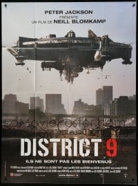 8f592 DISTRICT 9 French 1p 2009 Neill Blomkamp, cool image of huge spaceship over city!