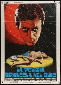 8f407 POLICE ARE BLUNDERING IN THE DARK Italian 1p 1973 art of crazed man in web & near-naked woman!