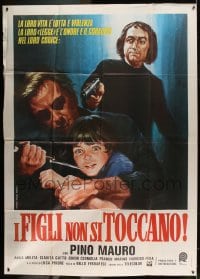 8f119 DON'T TOUCH THE CHILDREN Italian 2p 1978 Piovano art of man w/ switchblade threatening child!