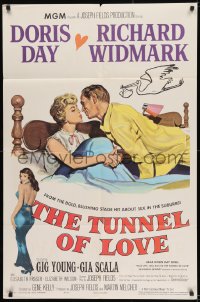8j926 TUNNEL OF LOVE 1sh 1958 romantic art of Doris Day & Richard Widmark kissing + sexy Gia Scala!