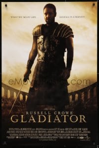 8r463 GLADIATOR int'l DS 1sh 2000 Ridley Scott, cool image of Russell Crowe in the Coliseum!