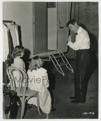 8s044 40 POUNDS OF TROUBLE candid 7.25x9 still 1963 Tony Curtis entertains Claire Wilcox & stand-in!