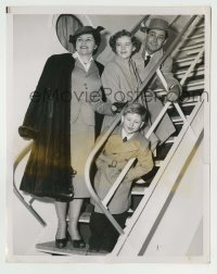 8s055 ALAN LADD/SUE CAROL 7.25x9 news photo 1953 with kids heading back to Hollywood from Europe!