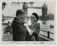 8s058 ALFIE 8.25x10 still 1966 Michael Caine taking Shelley Winters' picture by London Bridge!
