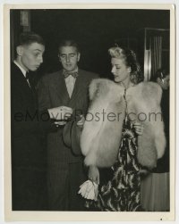 8s079 ANITA LOUISE 8x10.25 still 1942 with husband Buddy Adler at benefit showing of her movie!