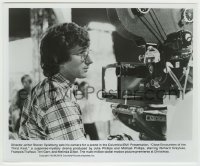 8s189 CLOSE ENCOUNTERS OF THE THIRD KIND candid 8x9.75 still 1977 young Steven Spielberg by camera!