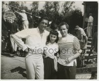 8s237 DESIREE candid 8.25x10 still 1954 Marlon Brando, Michael Rennie & Jean Simmons between scenes!