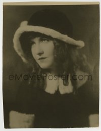 8s249 DOROTHY GISH deluxe 7.25x9.5 still 1924 in 15th century costume, about to star in Romola!