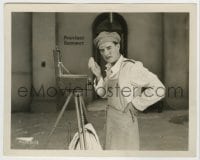 8s302 FLESH & THE DEVIL candid 8x10.25 still 1926 John Gilbert using his new makeup tripod box!