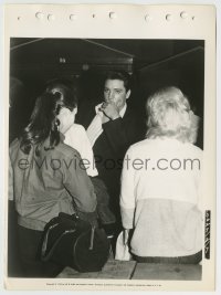 8s315 FUN IN ACAPULCO candid 8x11 key book still 1963 Elvis Presley meets two fans between scene!