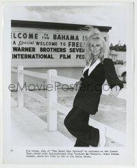 8s336 GREAT BANK ROBBERY candid 8.25x10 still 1971 sexy Kim Novak at film festival in the Bahamas!