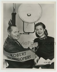 8s693 ROBERT MONTGOMERY/ELIZABETH MONTGOMERY TV 7.25x9 still 1953 father & daughter by set light!