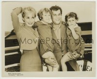 8s833 TONY CURTIS/JANET LEIGH 8.25x10 still 1961 smiling with their daughters Jamie Lee & Kelly!