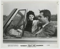8s892 YESTERDAY, TODAY & TOMORROW 8.25x10 still 1964 Sophia Loren & Marcello Mastroianni in car!