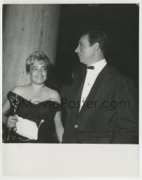 8s897 YVES MONTAND/SIMONE SIGNORET 7.5x9.75 news photo 1960 she's holding her Oscar award!