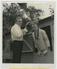 8s738 SHIRLEY JONES/JACK CASSIDY 8x10 news photo 1962 playing in their back yard miniature house!