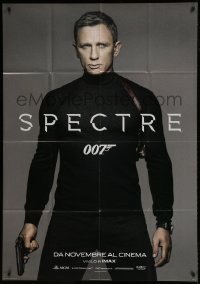 8t940 SPECTRE teaser Italian 1p 2015 c/u of Daniel Craig as James Bond 007 in all black with gun!
