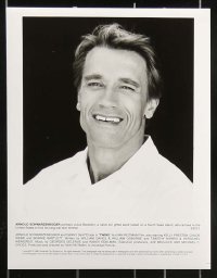 8x959 TWINS presskit w/ 10 stills 1988 Arnold Schwarzenegger & Danny DeVito are an unlikely duo!