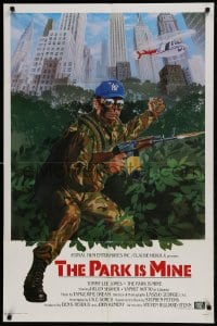 8y627 PARK IS MINE int'l 1sh 1985 wild artwork of commando Tommy Lee Jones in Central Park!