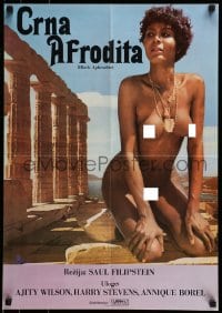 9b279 BLACK APHRODITE Yugoslavian 19x27 1977 naked beautiful Ajita Wilson by ancient Greek ruins!