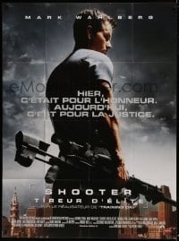 9f934 SHOOTER French 1p 2007 cool close up of Mark Wahlberg with a really big gun!