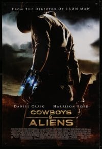 9g260 COWBOYS & ALIENS DS 1sh 2011 cool image of Daniel Craig w/ alien weapon!