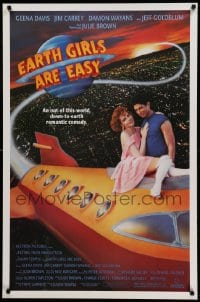 9g314 EARTH GIRLS ARE EASY 1sh 1989 great image of Geena Davis & alien Jeff Goldblum on space ship!