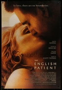 9g323 ENGLISH PATIENT 1sh 1997 close-up image of Ralph Fiennes and Kristin Scott Thomas kissing!