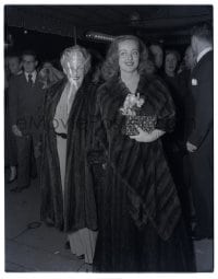 9m535 ALL ABOUT EVE 4x5 negative 1950 candid of Bette Davis with her mom at the movie's premiere!