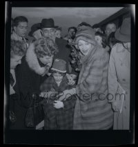 9m558 MARLENE DIETRICH 3x3 negative 1959 wraps her coat around little girl to protect her from wind!