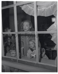 9m548 PAYMENT ON DEMAND 4x5 negative 1951 Bette Davis' 3 year-old daughter makes her movie debut!